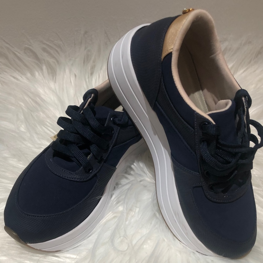 💕Cute💕And Comfy💕Platform Sneakers💕with Built in comfy padded insole Size 36